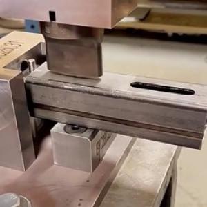 штамповочное отверстие на трубе 