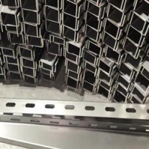 Канал изогнутой металлической опоры с канавками 