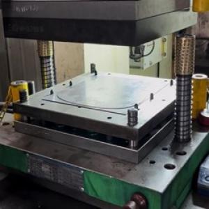 (1) Крышка штамповки, разгрузочный штамп