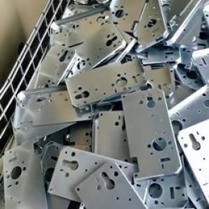 штампованная крышка электрической коробки управления, непрерывное изготовление крышки коробки управления с использованием ступенчатой входной формы