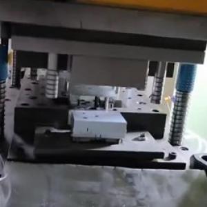 Крышка коробки штампуется ступенчатым входным штампом