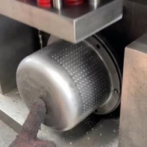 штамповать отверстие в цилиндре 