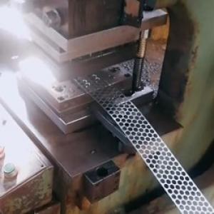 Перфорационная пластина, штамповка отверстий на металлической пластине 